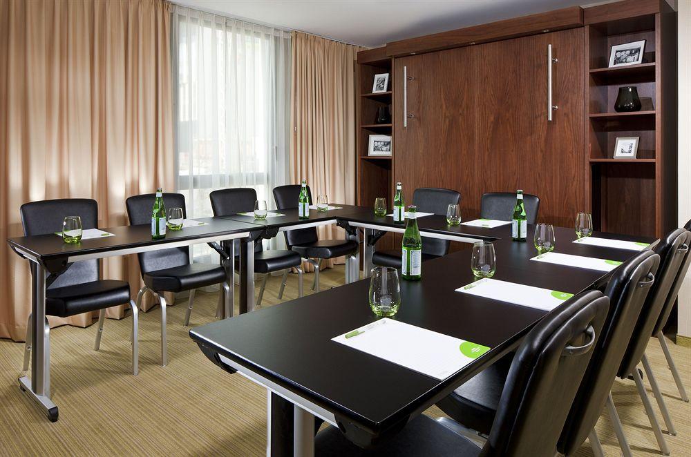 Courtyard By Marriott Paris Hotel